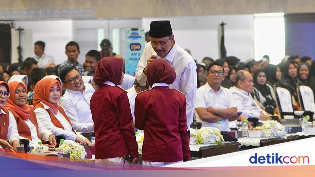 Di Surabaya, Ratusan Siswa Sekolah Rakyat Doakan Korban Bencana Sumatera