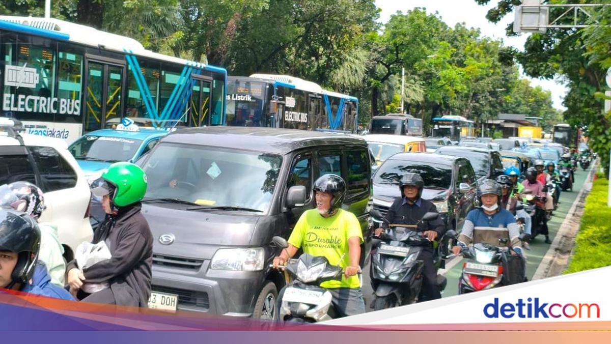 Jalan Medan Merdeka Selatan Macet Imbas Buruh Demo Tuntut Kenaikan UMP