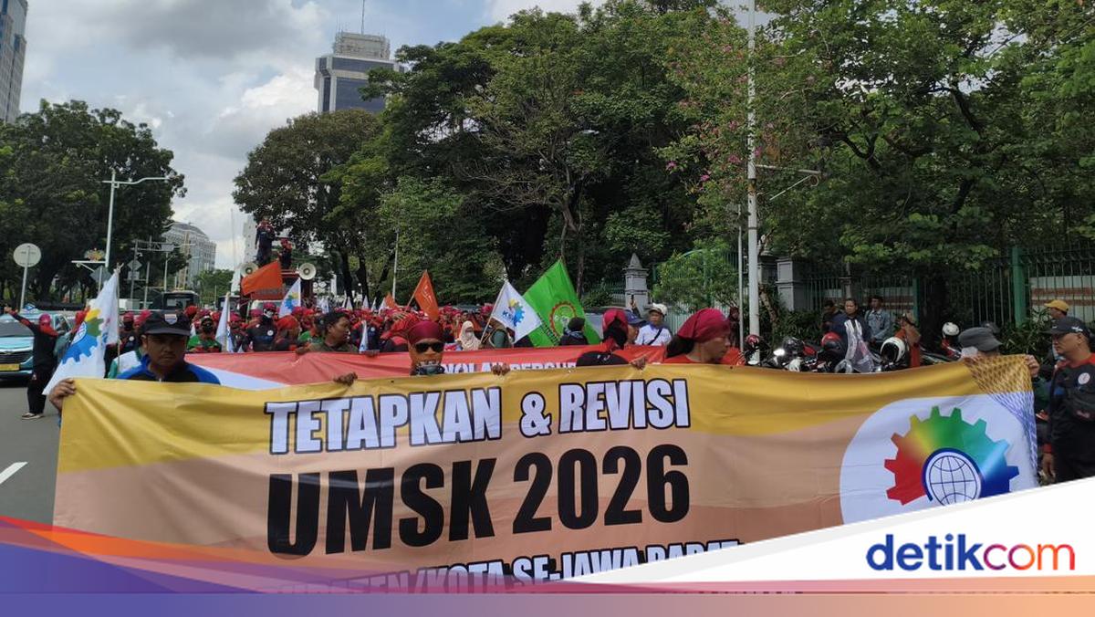 Massa Buruh Tolak UMP 2026 Mulai Berdatangan ke Patung Kuda Jakpus