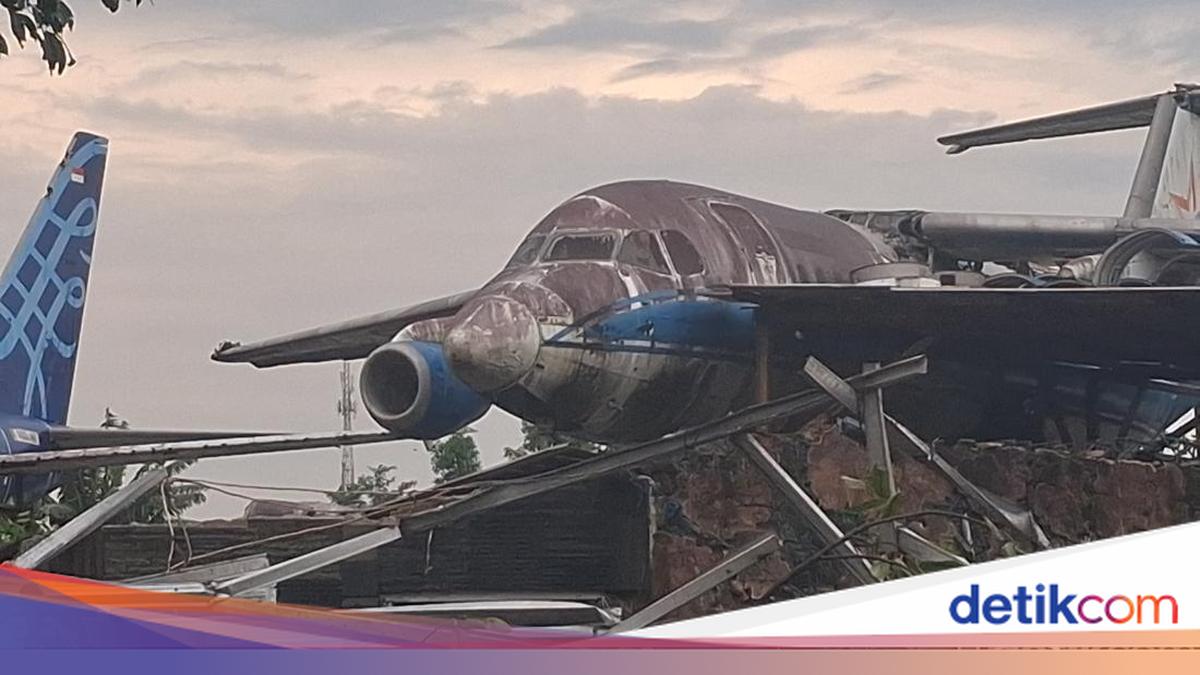Penampakan Sayap Pesawat Bekas Timpa Atap Rumah Bogor Terbawa Puting Beliung