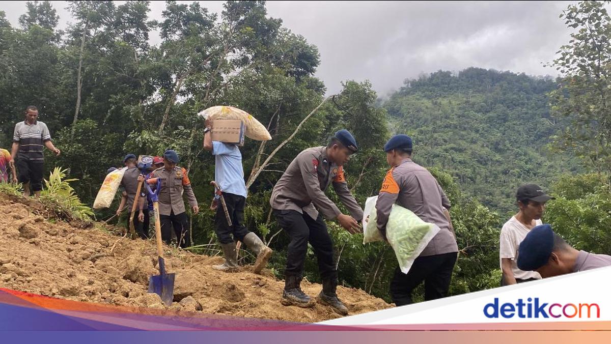 Longsor di Cibeber Lebak, Polda Banten Bantu Evakuasi Warga