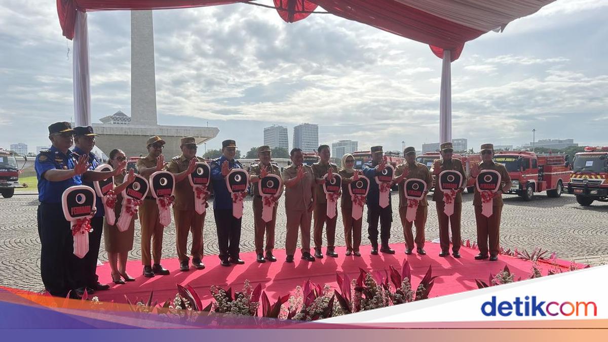 Pramono Serahkan Hibah Mobil Damkar untuk Bekasi, Tangsel hingga Karo