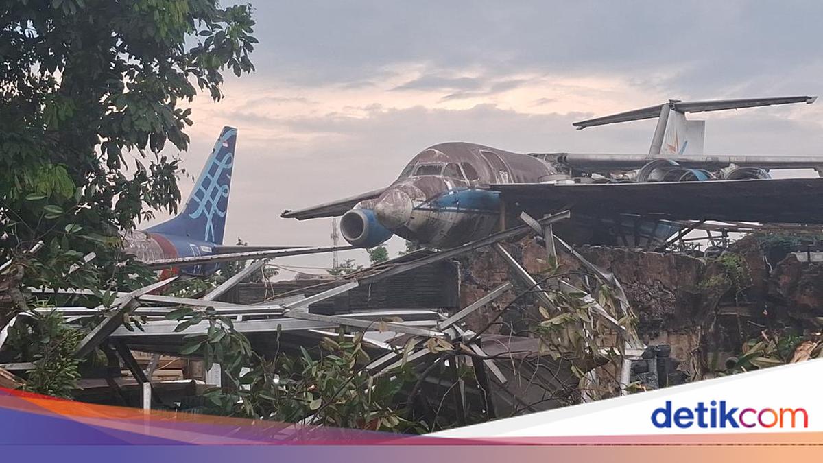 Puting Beliung Bawa Sayap Pesawat Bekas di Bogor Rusak 30 Rumah Warga