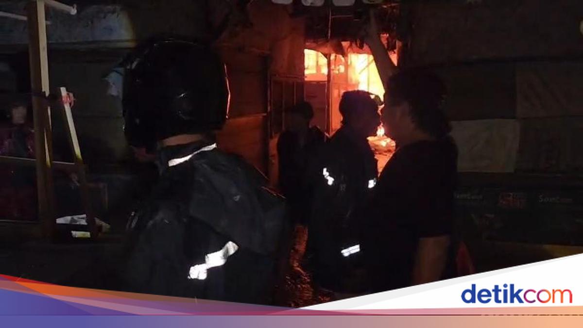 Pasar Lemahabang Cirebon Kebakaran, Ratusan Kios Hangus