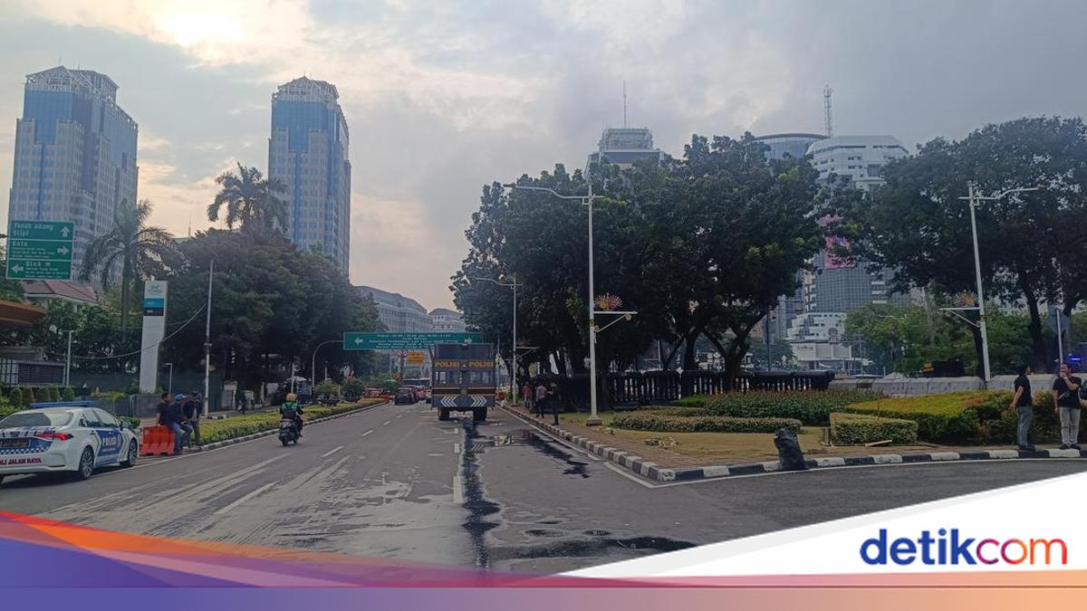 Massa Buruh Tolak UMP Bubar, Lalin di Jalan Medan Merdeka Selatan Dibuka