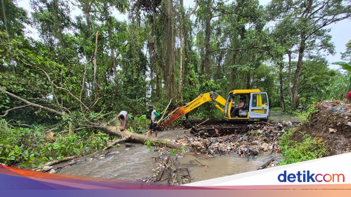 Cegah Banjir, Pemprov Banten Kerahkan Alat Berat Bersihkan Rawa Danau