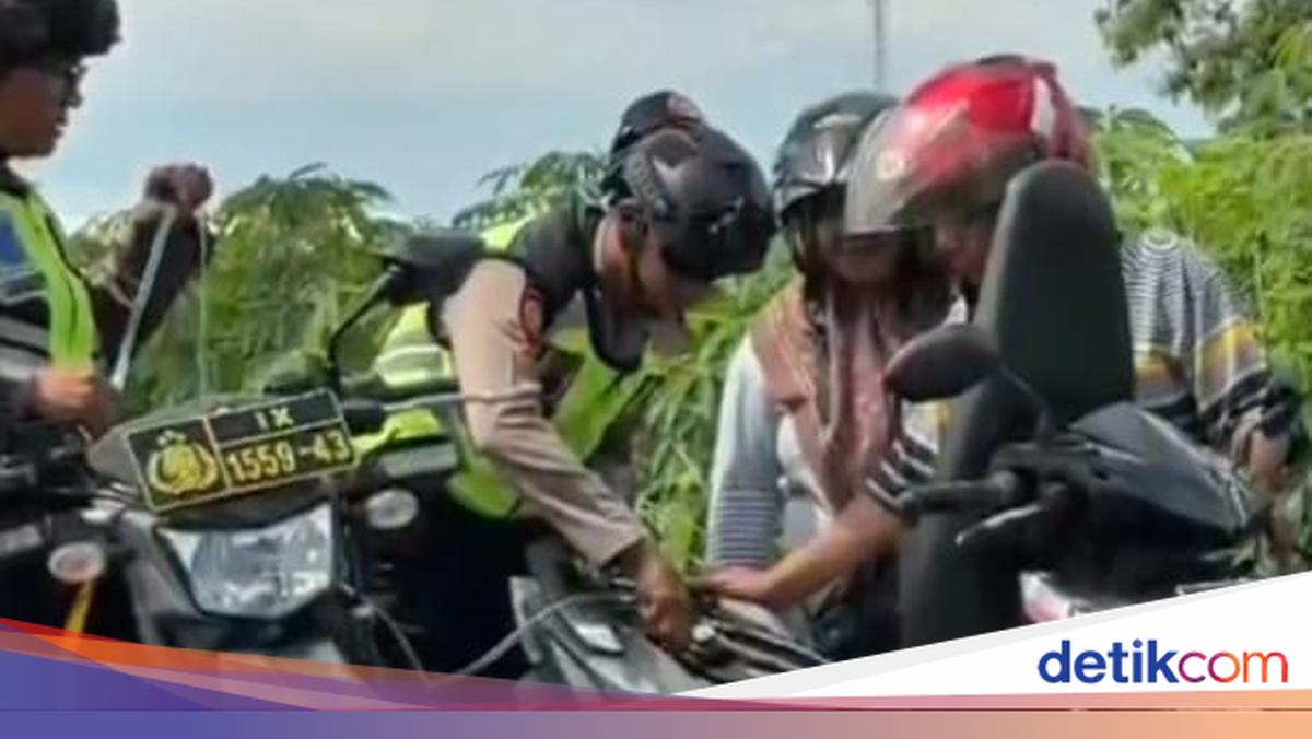 Saat Polisi Sedot Bensin dari Motor Bantu Pemotor Kehabisan BBM di Kudus Jateng