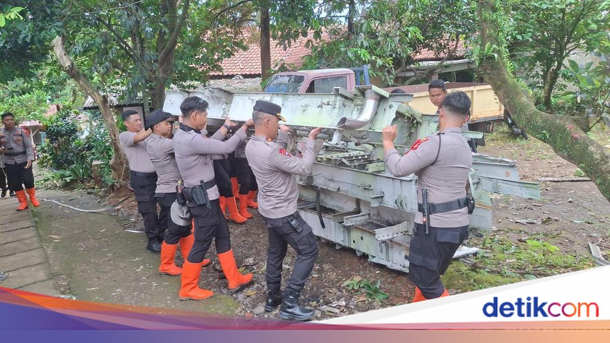 Polisi dan TNI Evakuasi Potongan Pesawat Timpa Rumah Warga di Kemang Bogor