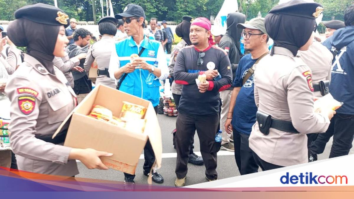 Polwan Polda Metro Bagikan Roti hingga Air Mineral untuk Massa Buruh