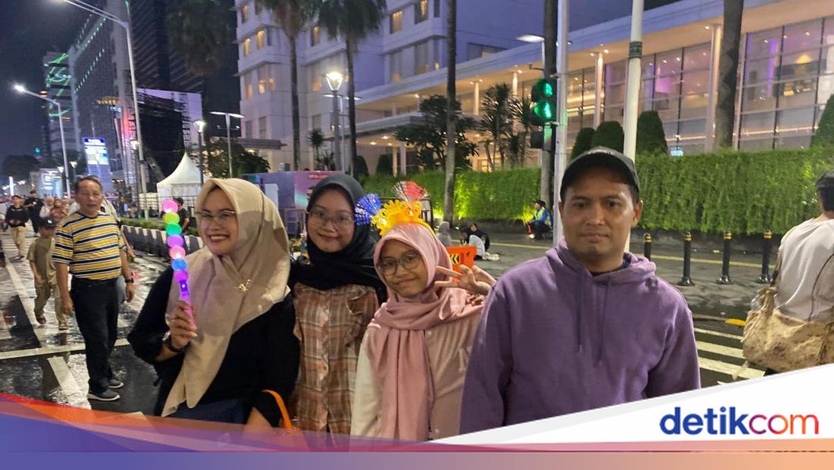 Cerita Warga Cari Cuan Hunting Konten Tahun Baru di Bundaran HI: Biar FYP