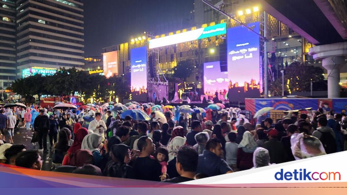 Hujan Malam Tahun Baru Bawa Berkah, Penjual Jas Hujan di Sarinah Banjir Rezeki