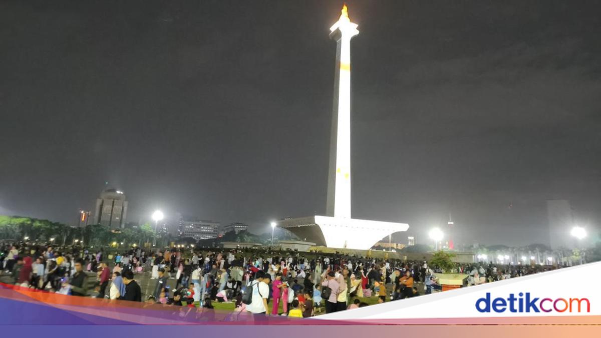 Jakarta Diguyur Hujan, Warga Tetap Ramai Menanti Pergantian Tahun di Monas-HI
