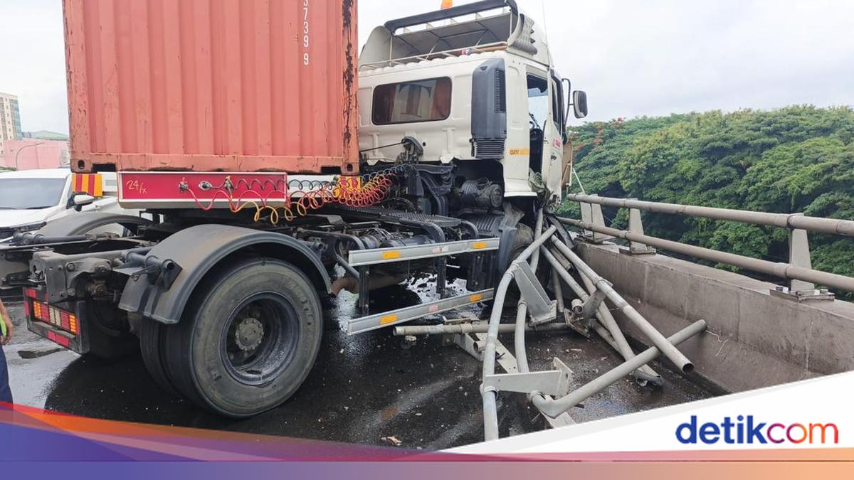 Truk Tabrak Pembatas Jalan di Tol Wiyoto Wiyono, Lalin Tersendat