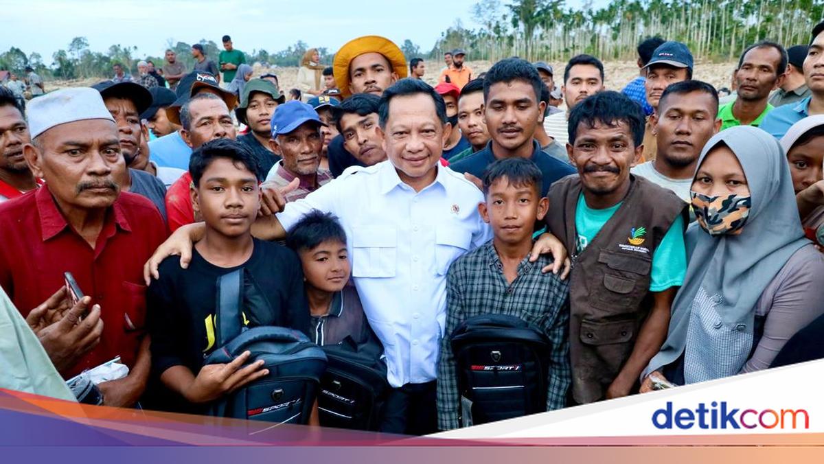 Mendagri Berikan Bantuan untuk Korban Bencana Aceh di Kecamatan Langkahan