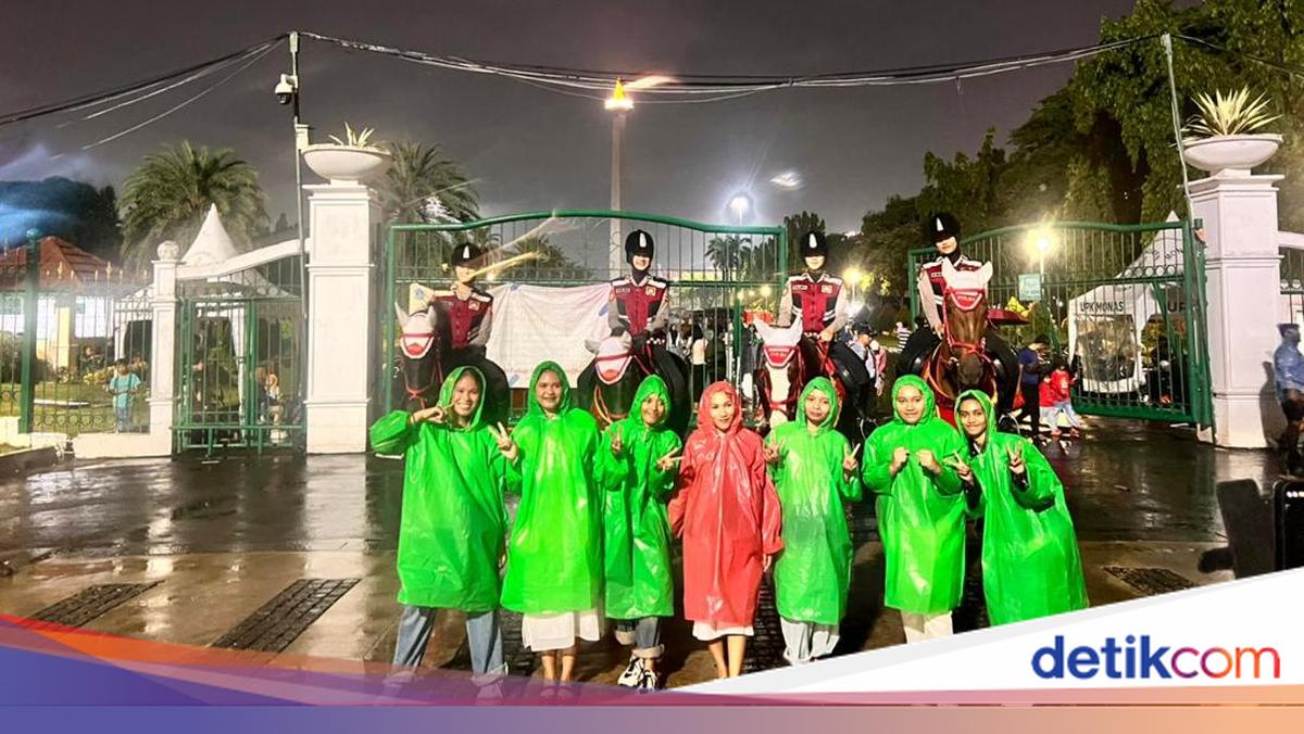 Polisi Berkuda Patroli Malam Tahun Baru di Monas, Warga Ramai Ajak Foto
