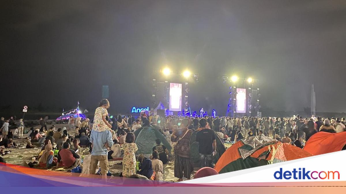 Cerita Warga Rela Hujan-hujanan Demi Nonton Konser Malam Tahun Baru di Ancol