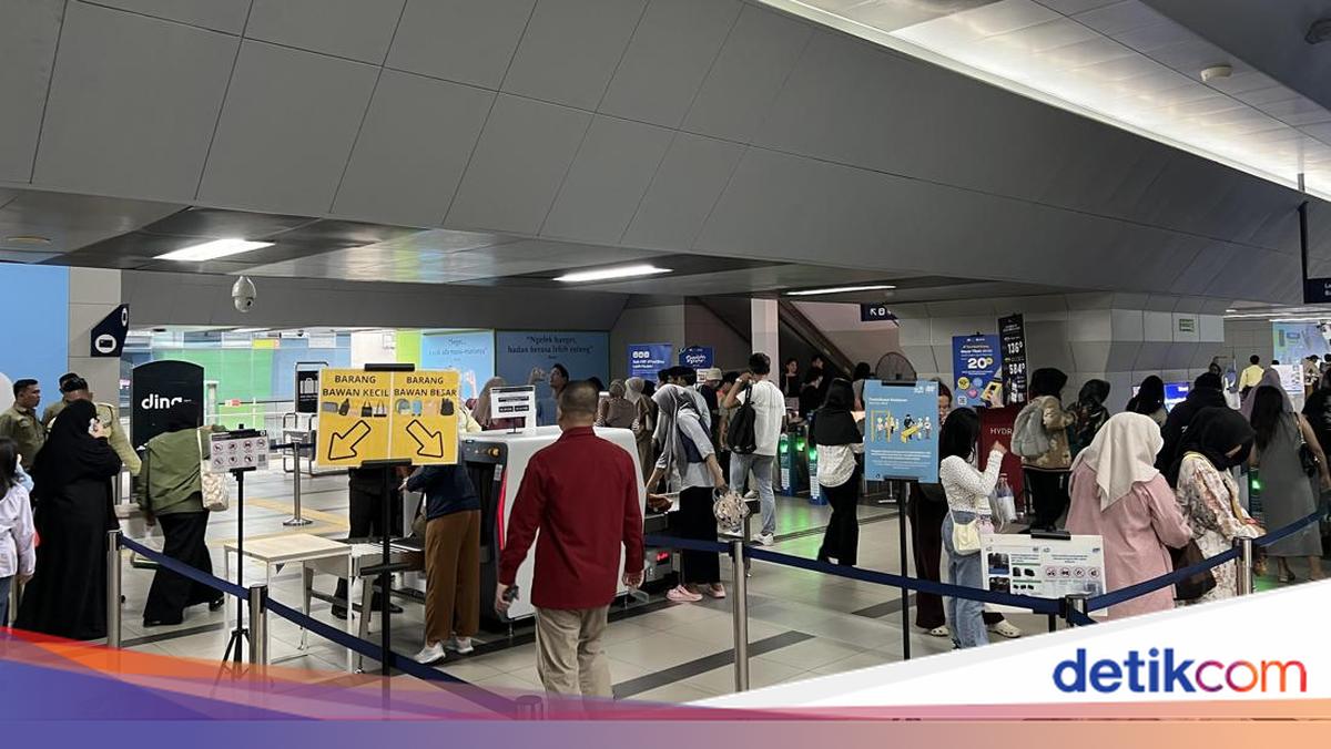 Senangnya Warga Jalan-jalan Naik MRT Cuma Bayar Rp 1 Jelang Tahun Baru