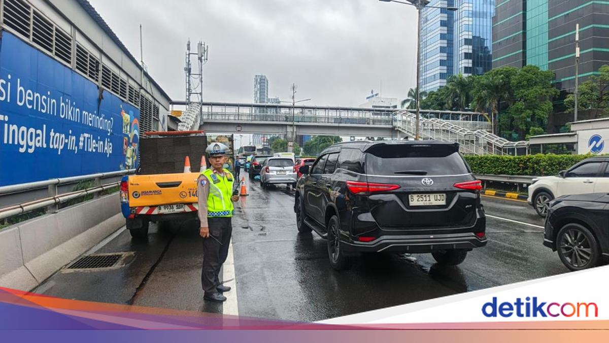 Truk Mogok di Tol Cawang, Lalin Arah Semanggi Macet 2 Kilometer