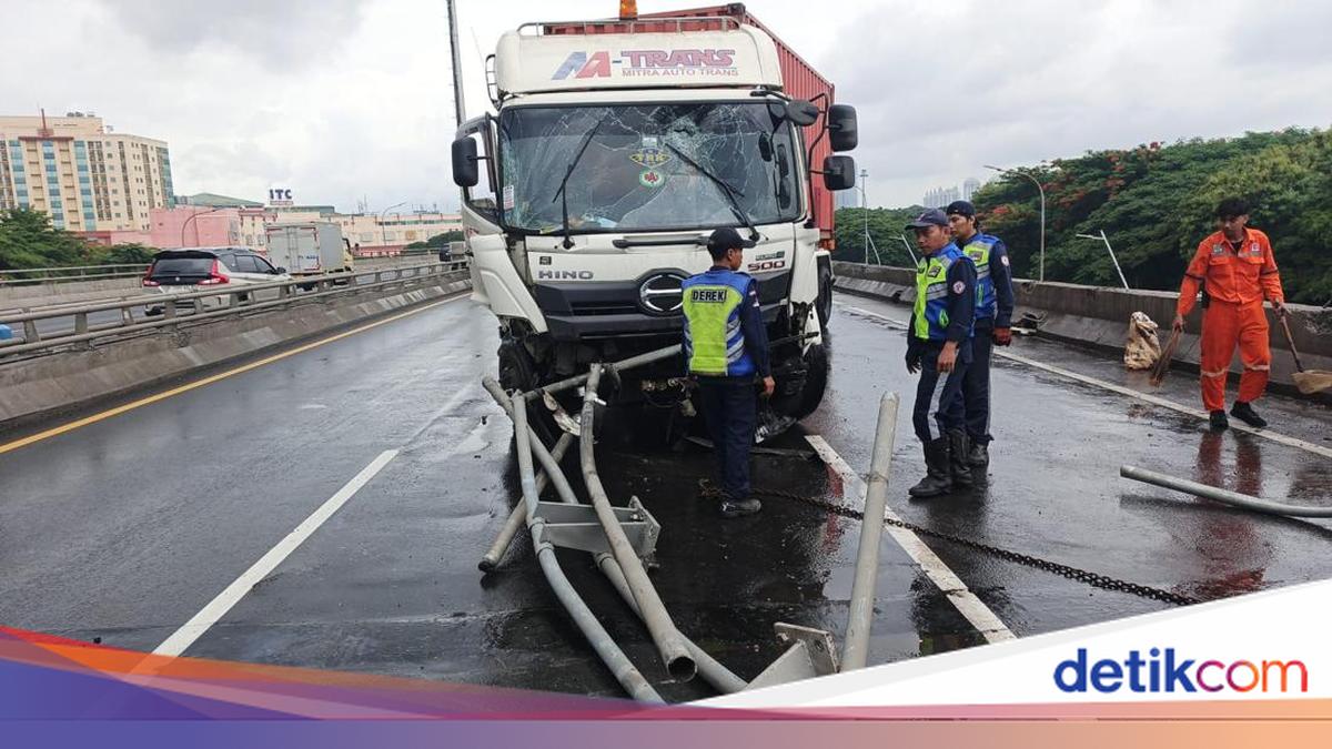 Pembatas Jalan 76 Meter di Tol Pulomas Copot Usai Ditabrak Truk Trailer
