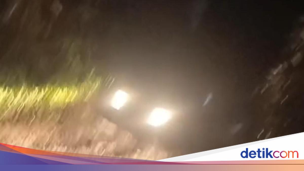 Kendaraan Wisatawan Selip Ban di Lumpur saat Trekking di Cisadon Bogor