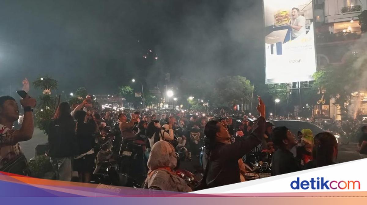 Suasana Tugu Kujang Bogor Dipadati Warga Saat Malam Tahun Baru 2026
