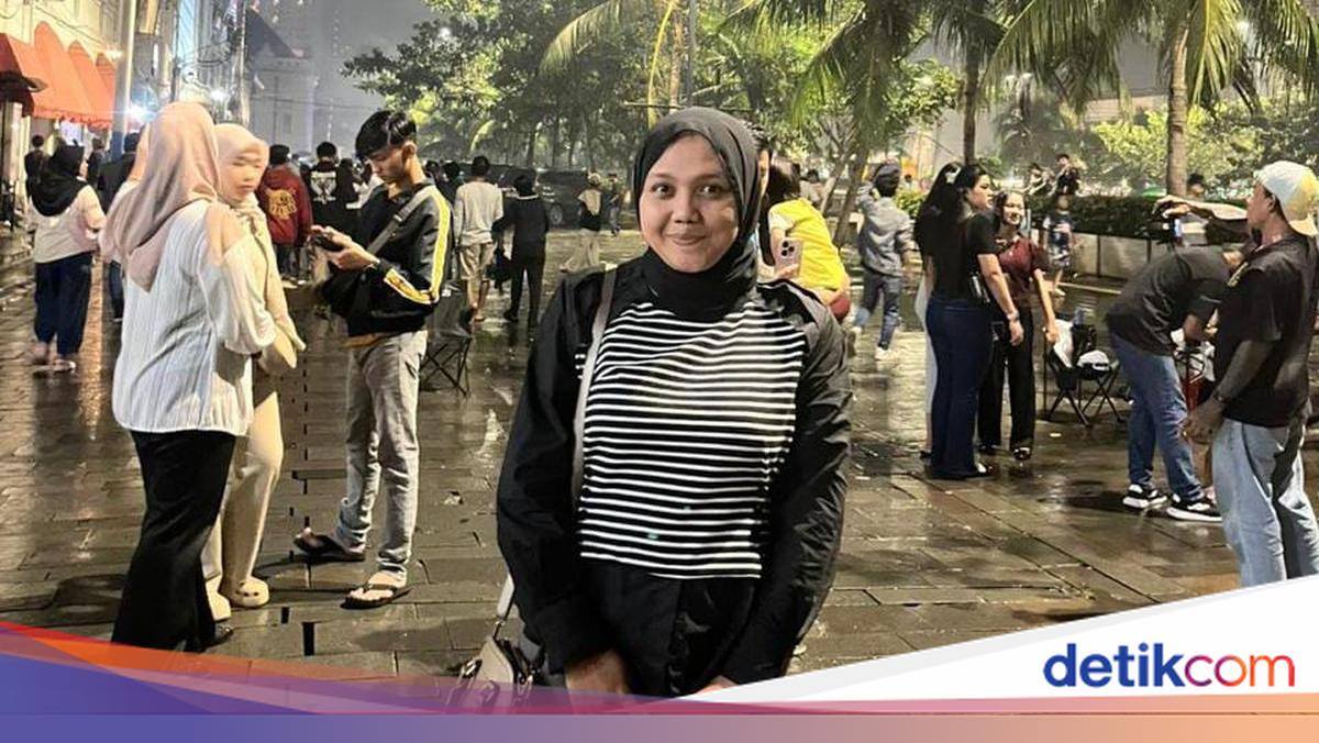 Hujan Tak Halangi Warga Rayakan Tahun Baru di Kota Tua Jakarta