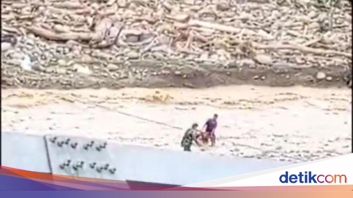 Aksi Prajurit TNI Selamatkan Warga Aceh Tengah dari Arus Banjir