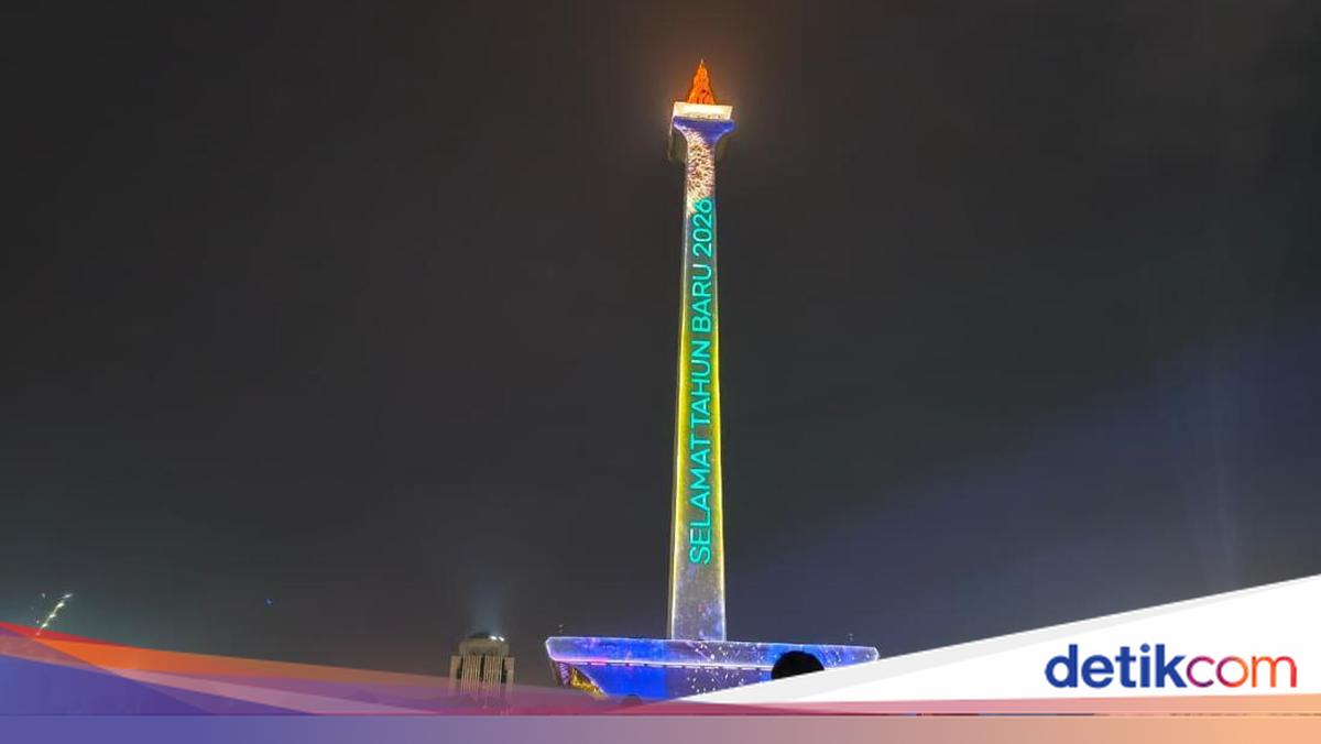 Bahagianya Warga Saksikan Video Mapping-Countdown Tahun Baru 2026 di Monas