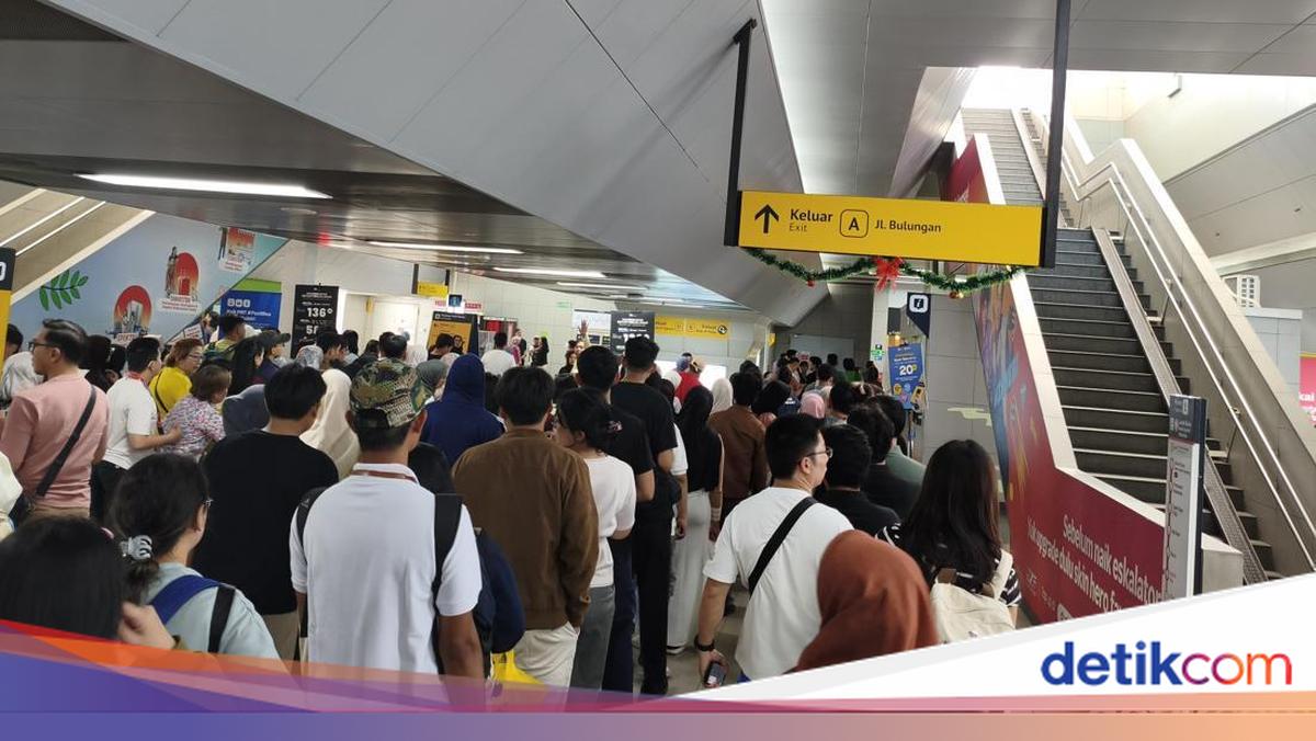 Ari Warga Pluit Manfaatkan Tarif Rp 1 MRT, Ajak Keluarga Main ke Blok M