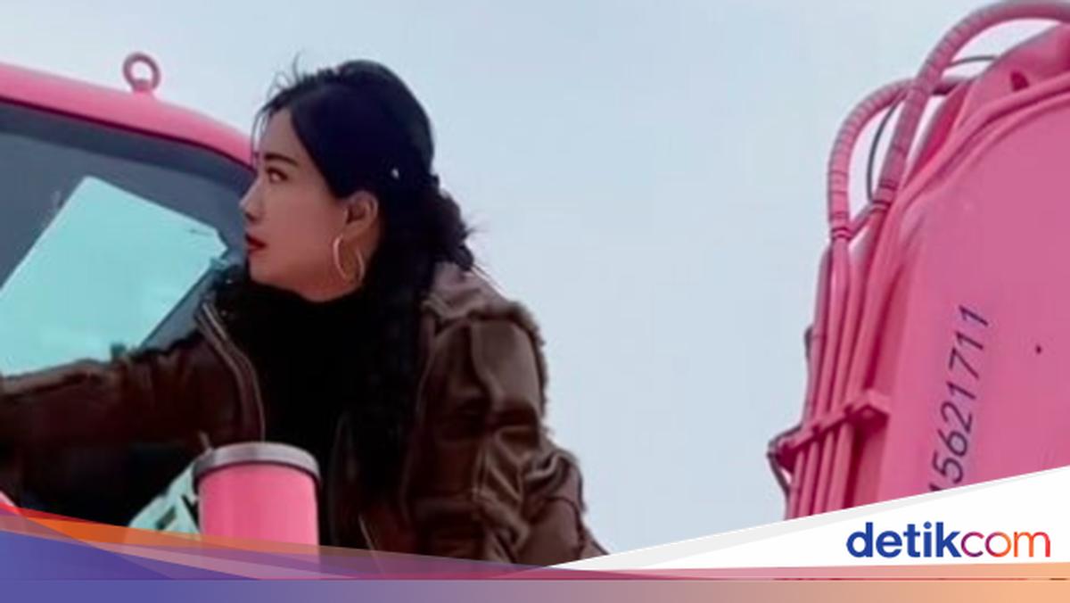 Hello Kitty Operator Viral Wanita Jadi Operator Ekskavator, Dihias Motif Hello Kitty Biar ...