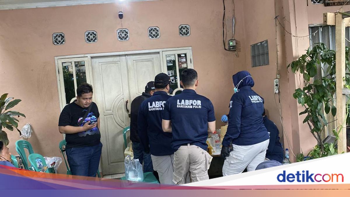 Labfor Ambil Sampel Cairan dalam Botol di TKP Sekeluarga Tewas di Jakut