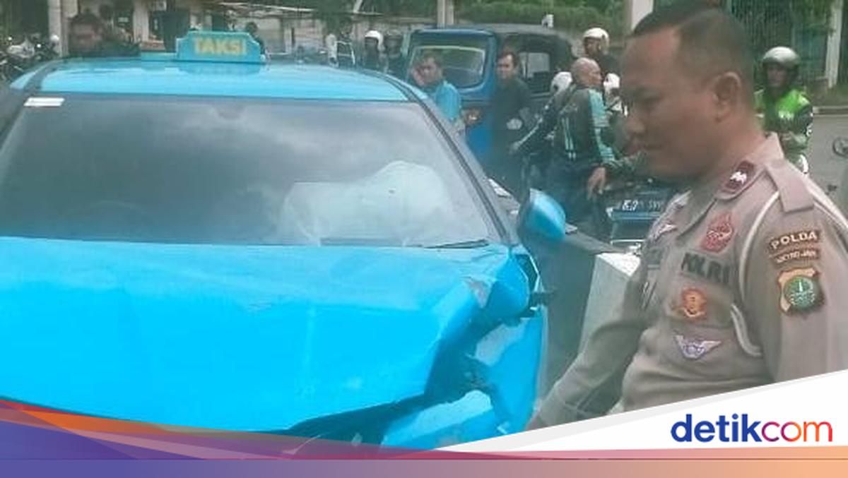 Taksi Listrik Ringsek Saat Terobos Rel di Jakpus, Lokomotif KA Ikut Penyok