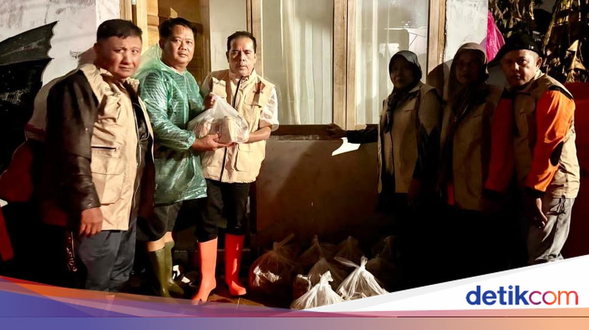 Andre Rosiade Salurkan 1.000 Nasi Bungkus untuk Korban Banjir di Padang