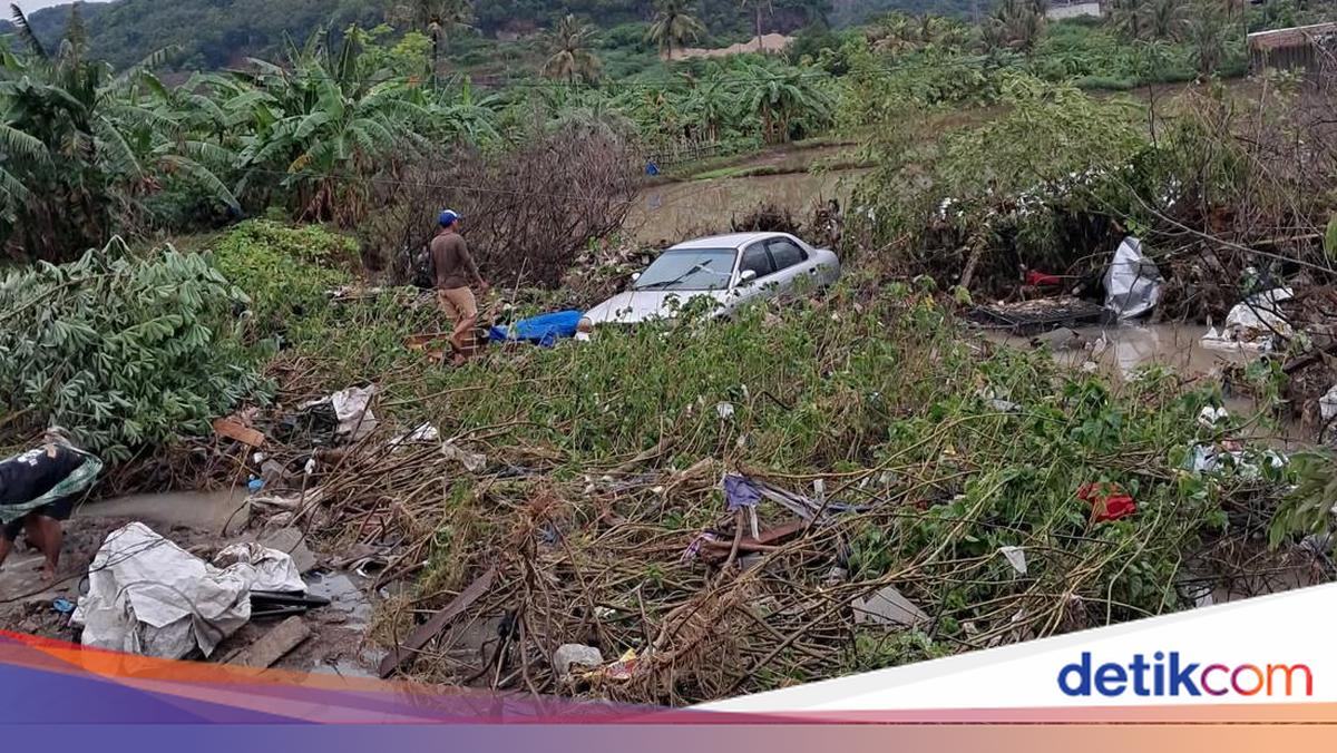 Banjir Landa 3 Kecamatan di Cilegon, Mobil Terseret Derasnya Arus