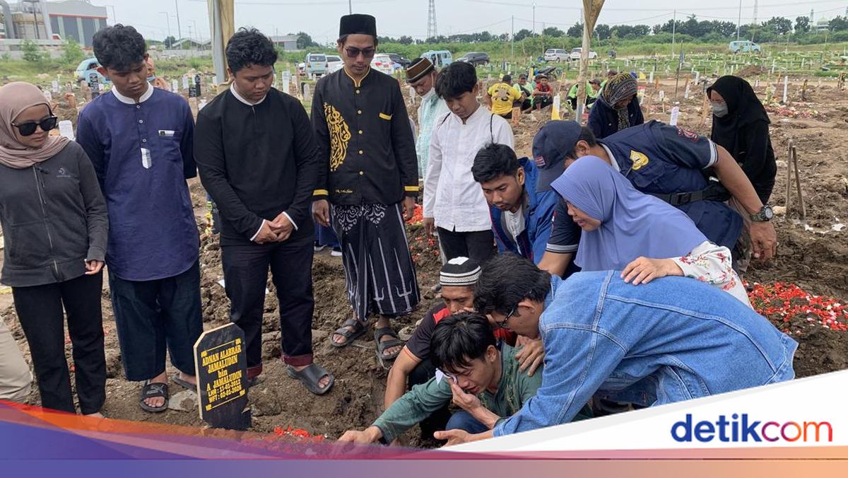 Isak Tangis Iringi Pemakaman 3 Orang Sekeluarga Tewas di Jakut