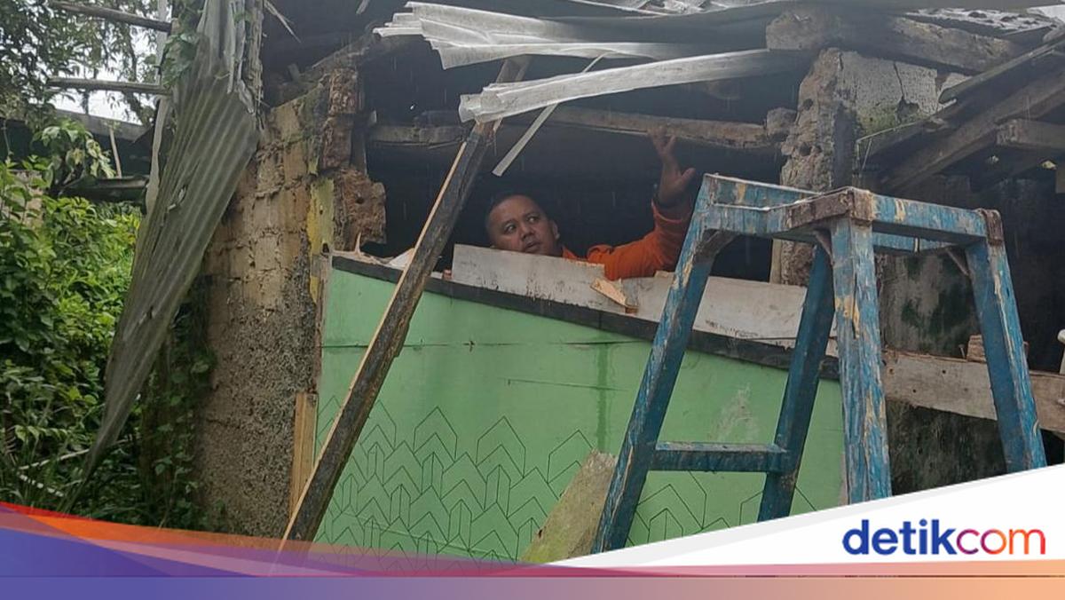 Rumahnya Rusak Diterjang Hujan-Angin Kencang, Warga di Bogor Mengungsi