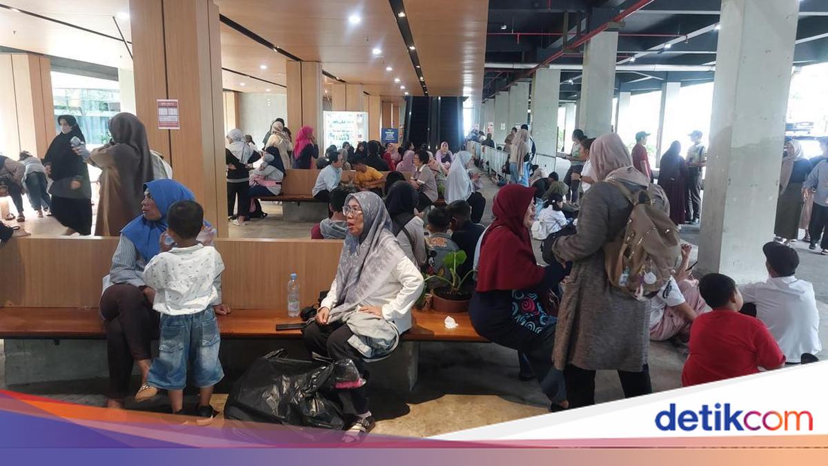 Warga Serbu Planetarium TIM, Pagi-pagi Tiket Sudah Terjual Habis