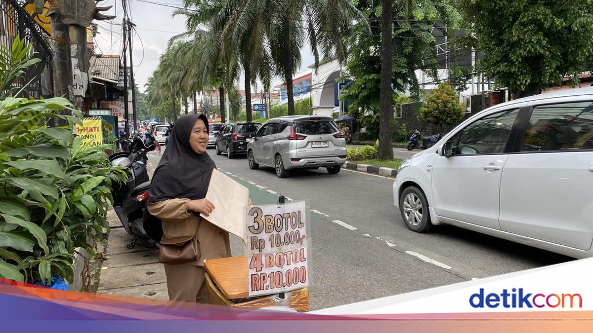 Cuan Besar Pedagang Tikar di Ragunan, Raup Jutaan Saat Musim Liburan