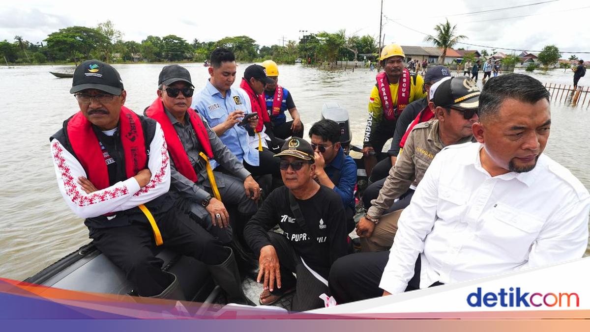 Tinjau Korban Banjir Kalsel, Mensos Pastikan Kebutuhan Dasar Terpenuhi