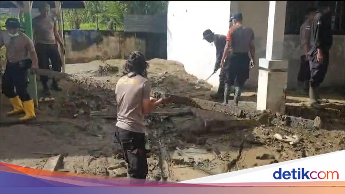 Komitmen Bantu Pemulihan Bencana, Polisi Bersihkan Lumpur Banjir di SMA Bireun