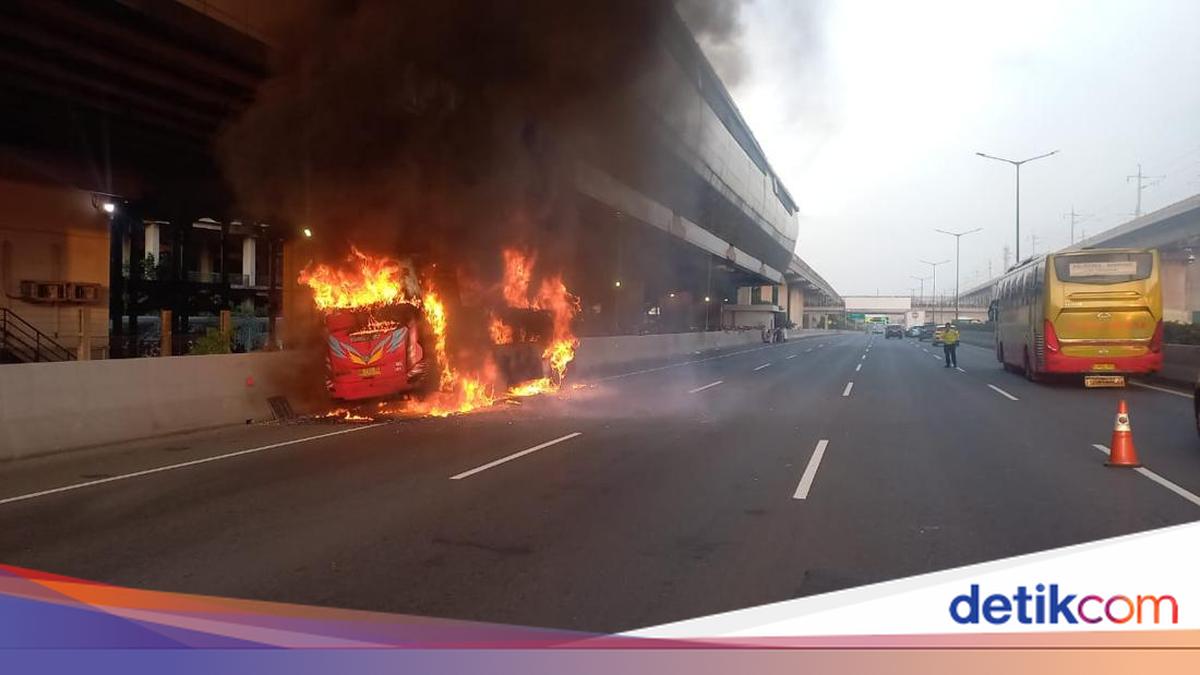 Bus Peziarah Terbakar di Tol Cikampek Dipicu Sound System Korsleting
