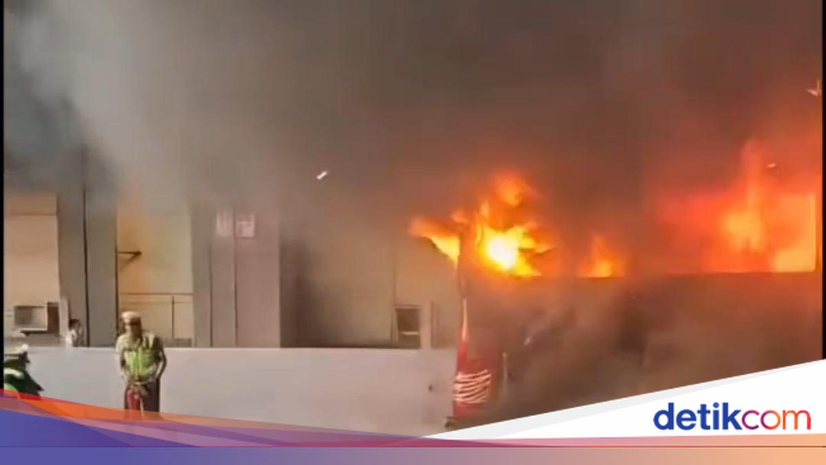 Bus Terbakar di Tol Japek Arah Bekasi Rombongan Ziarah, 34 Orang Dievakuasi