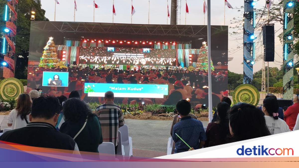 Kusyuknya Jemaat Natal Nasional Ibadah di Tenda Luar Tenis Indoor GBK