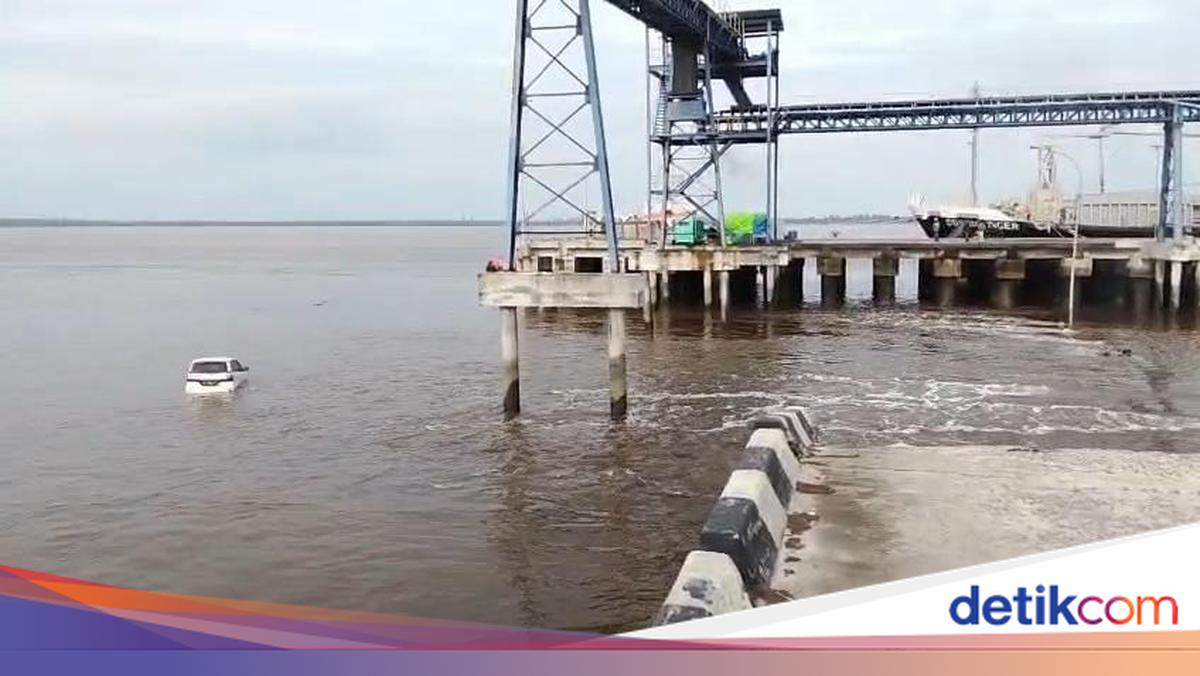 Jembatan di Pelabuhan Tanjung Buton Siak Ambruk, Mobil-Motor Jatuh ke Laut