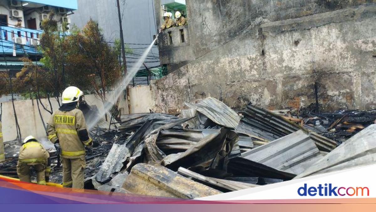 Kuli Bangunan Berasa Panas saat Tiduran, Ternyata Bedeng di Jakbar Kebakaran