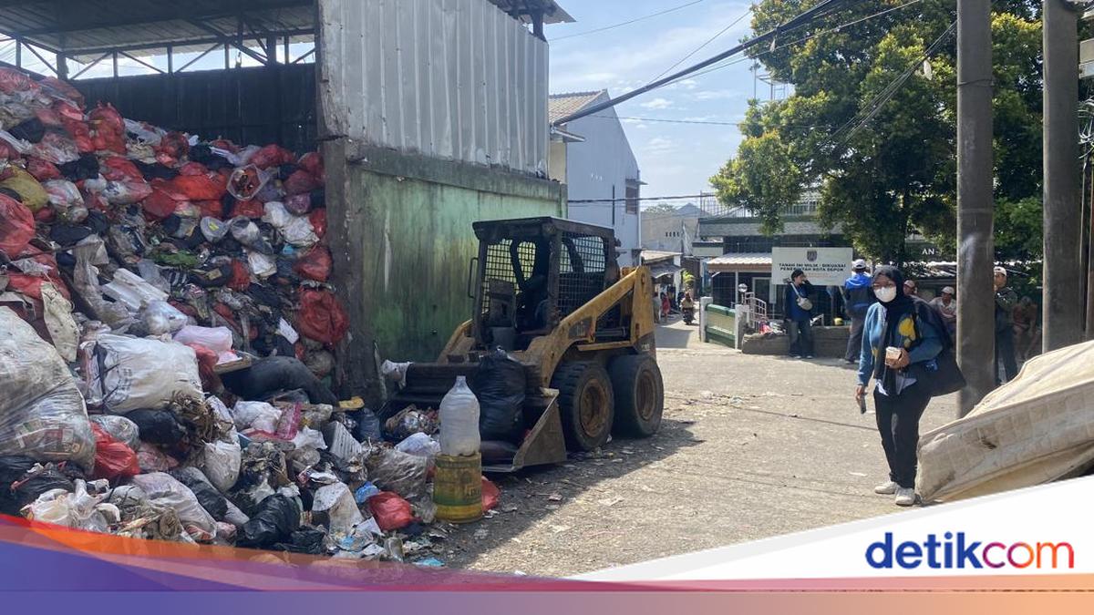 Dinas LHK Depok soal Tumpukan Sampah Tutupi Jalan: Nunggu Giliran Diangkut
