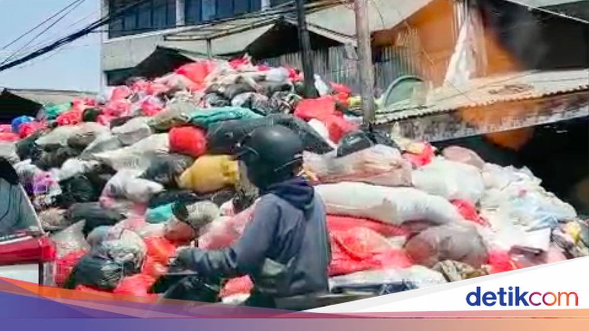 Sampah di Pasar Cimanggis Tangsel Tumpah ke Jalan, Bau Busuk Merebak
