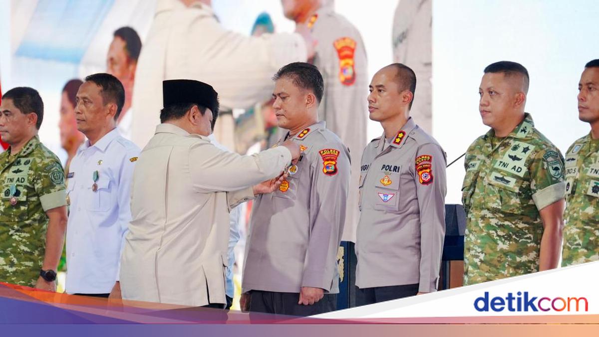 Prabowo Berikan Satyalancana Wira Karya di Bidang Pangan ke Kapolda Jateng hingga Kalsel