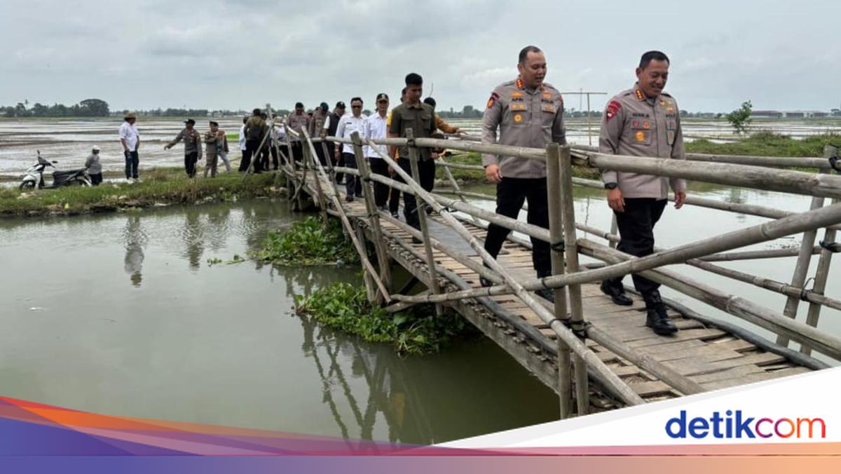 Brimob Polda Metro Kawal Pembangunan Jembatan di Pebayuran Bekasi