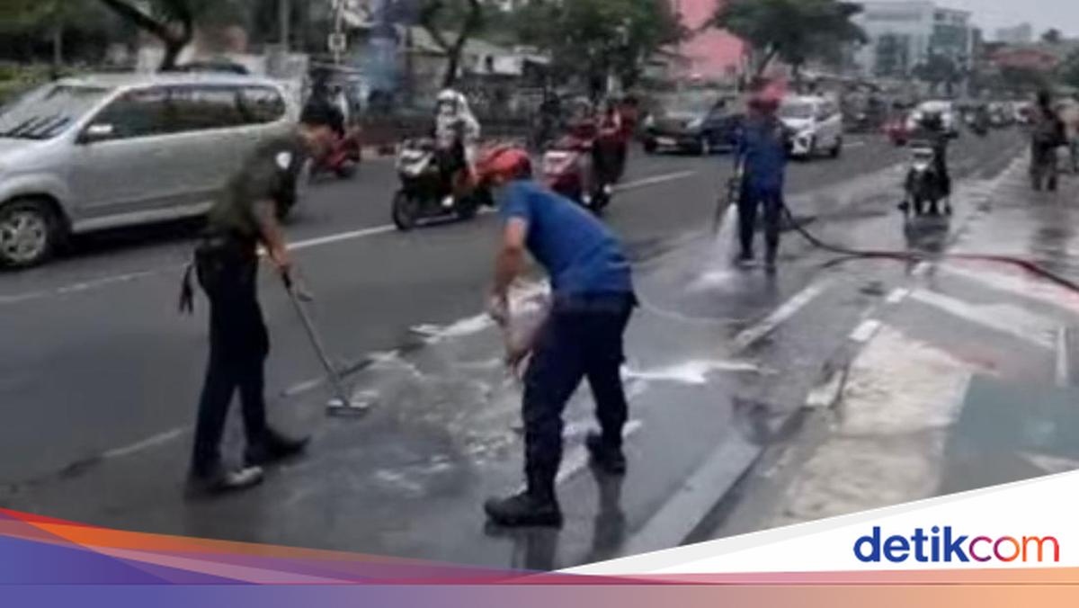 Tumpahan Minyak Restoran di Jalan Margonda Depok Bikin Pemotor Berjatuhan